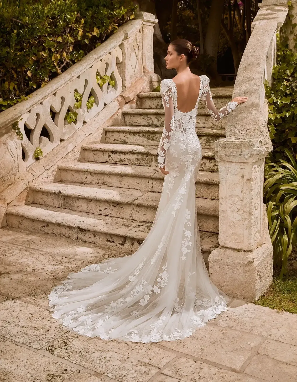Robe de Mariée réalisée avec des applications de dentelle – Image 2