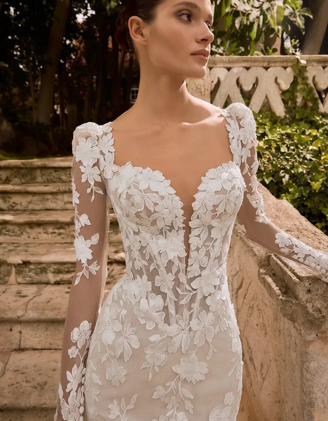 Robe de Mariée réalisée avec des applications de dentelle – Image 3