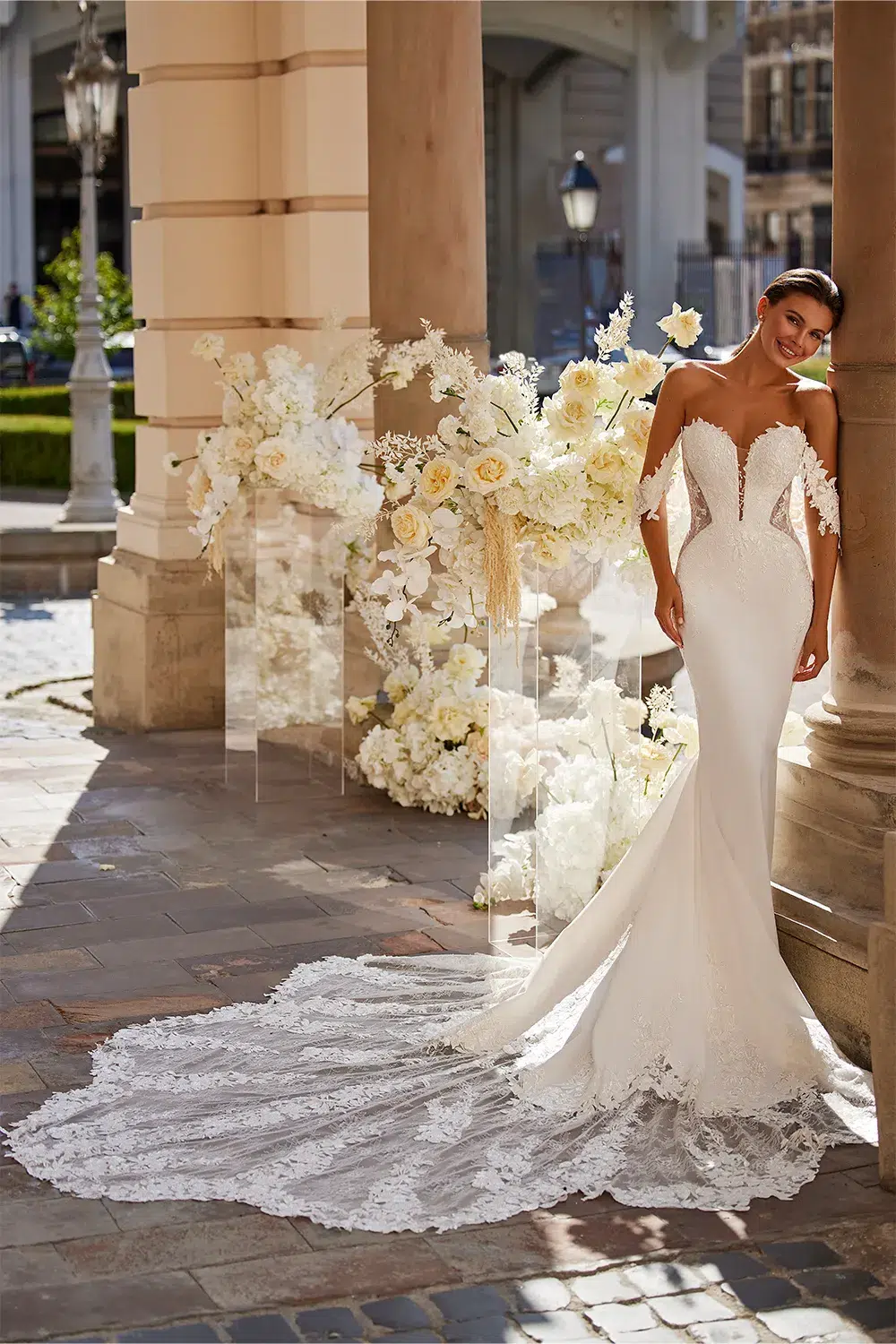 Robe de mariée Princesse longue traine en forme de fleur – Image 3