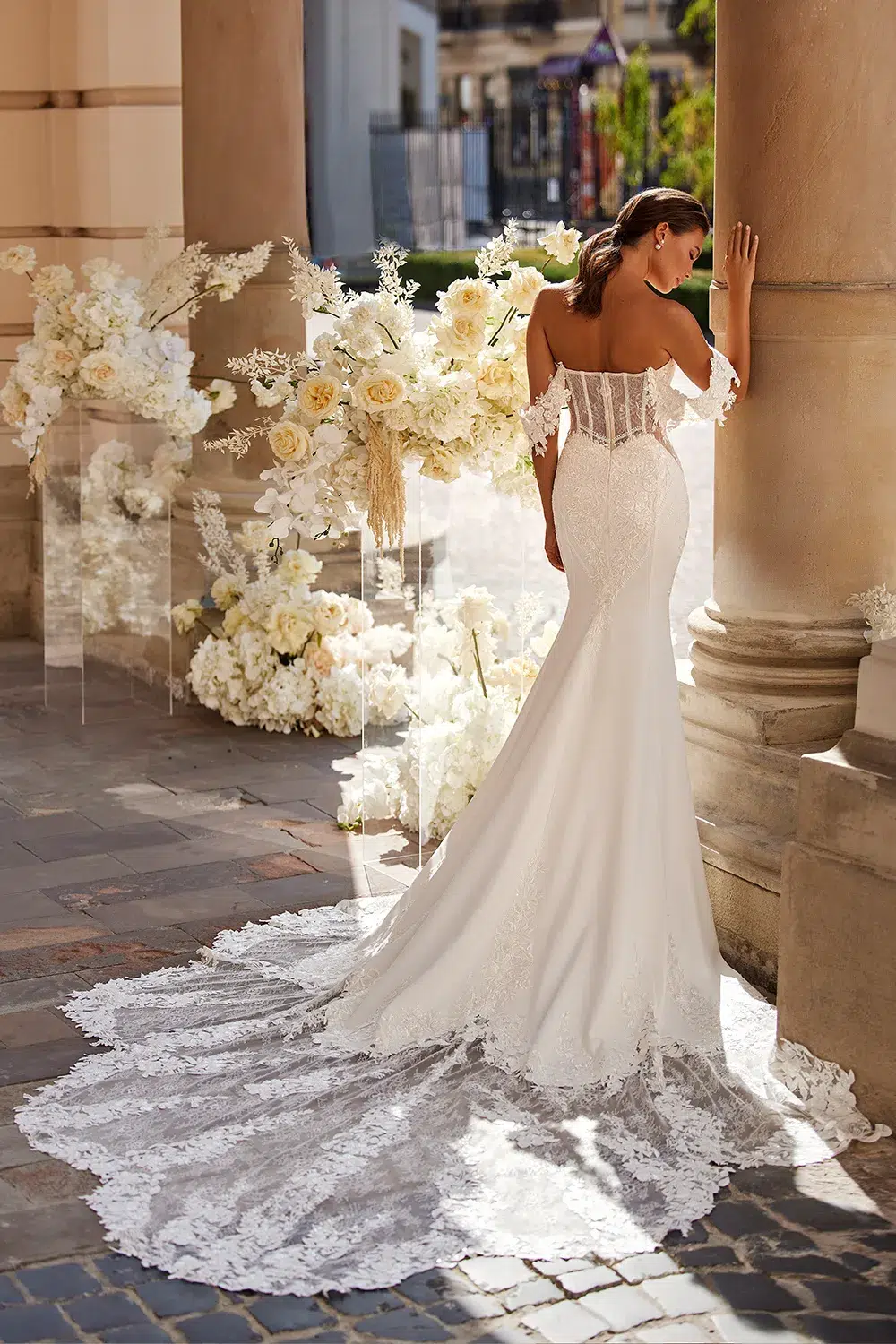 Robe de mariée Princesse longue traine en forme de fleur – Image 4