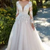 Robe de mariée à manches longues avec dentelle ivoire sur tulle champagne