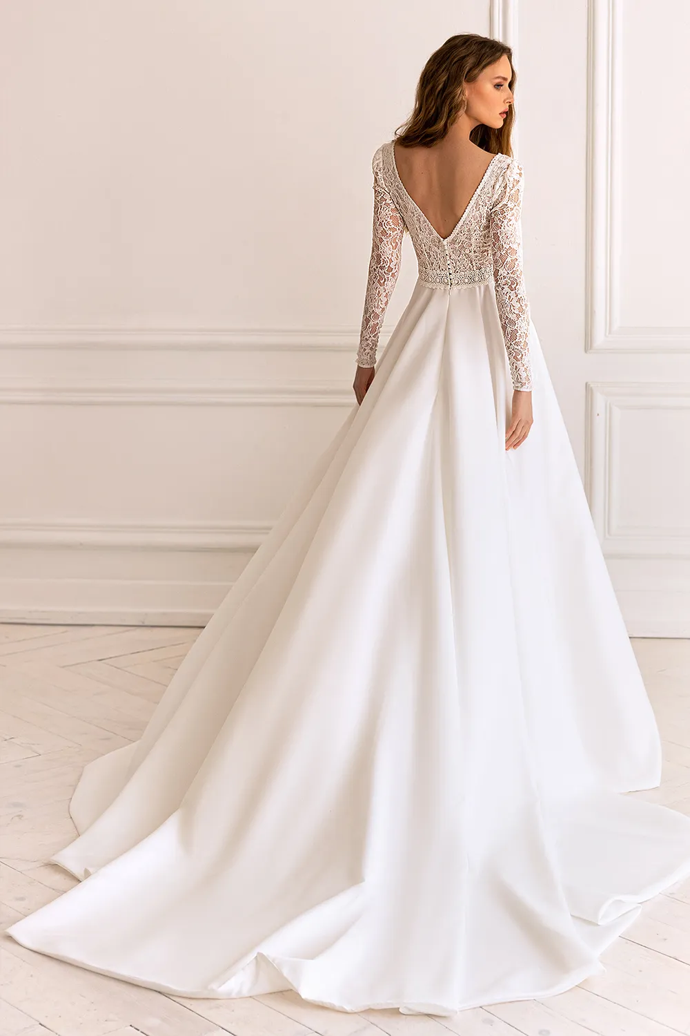 Robe de mariée avec des manches en dentelles – Image 2