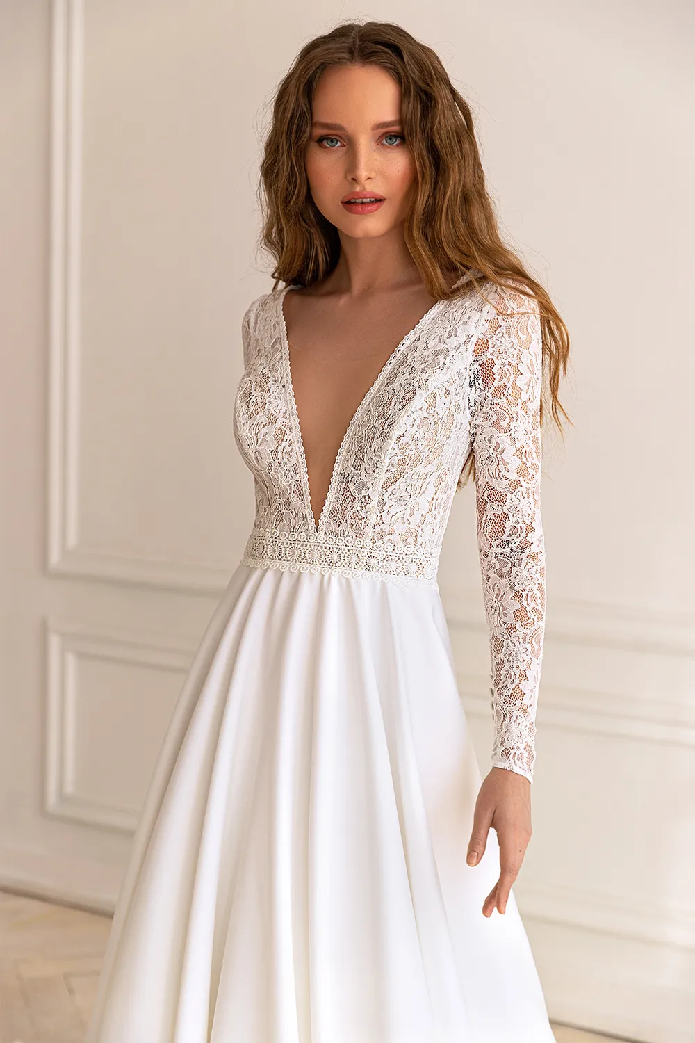 Robe de mariée avec des manches en dentelles – Image 3