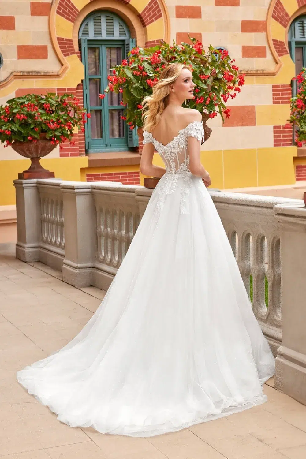 Alternative view of Robe de mariée avec jupe ample en tulle pailleté