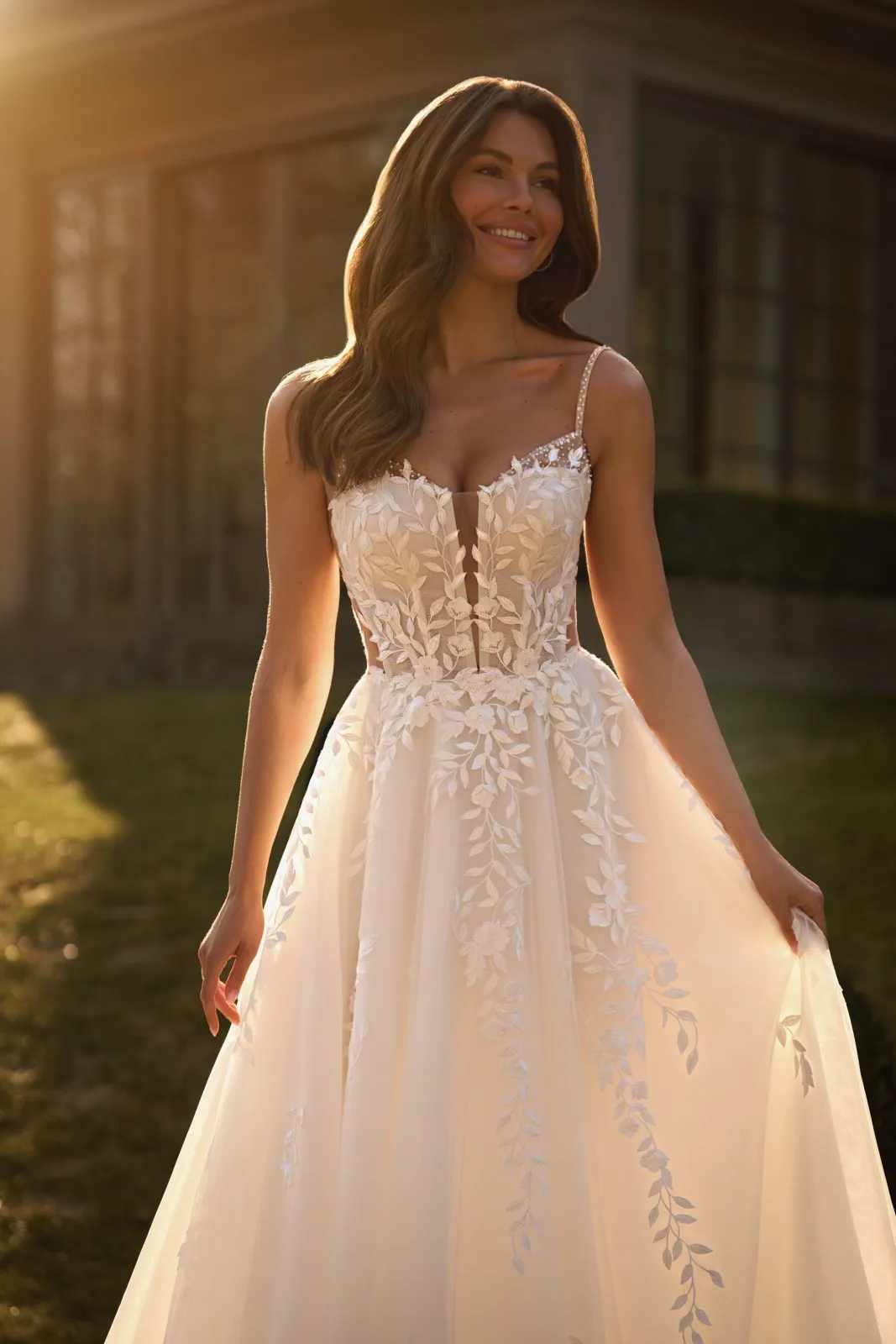 Robe de mariée bohème avec dentelle en forme de feuilles et fines bretelles – Image 6