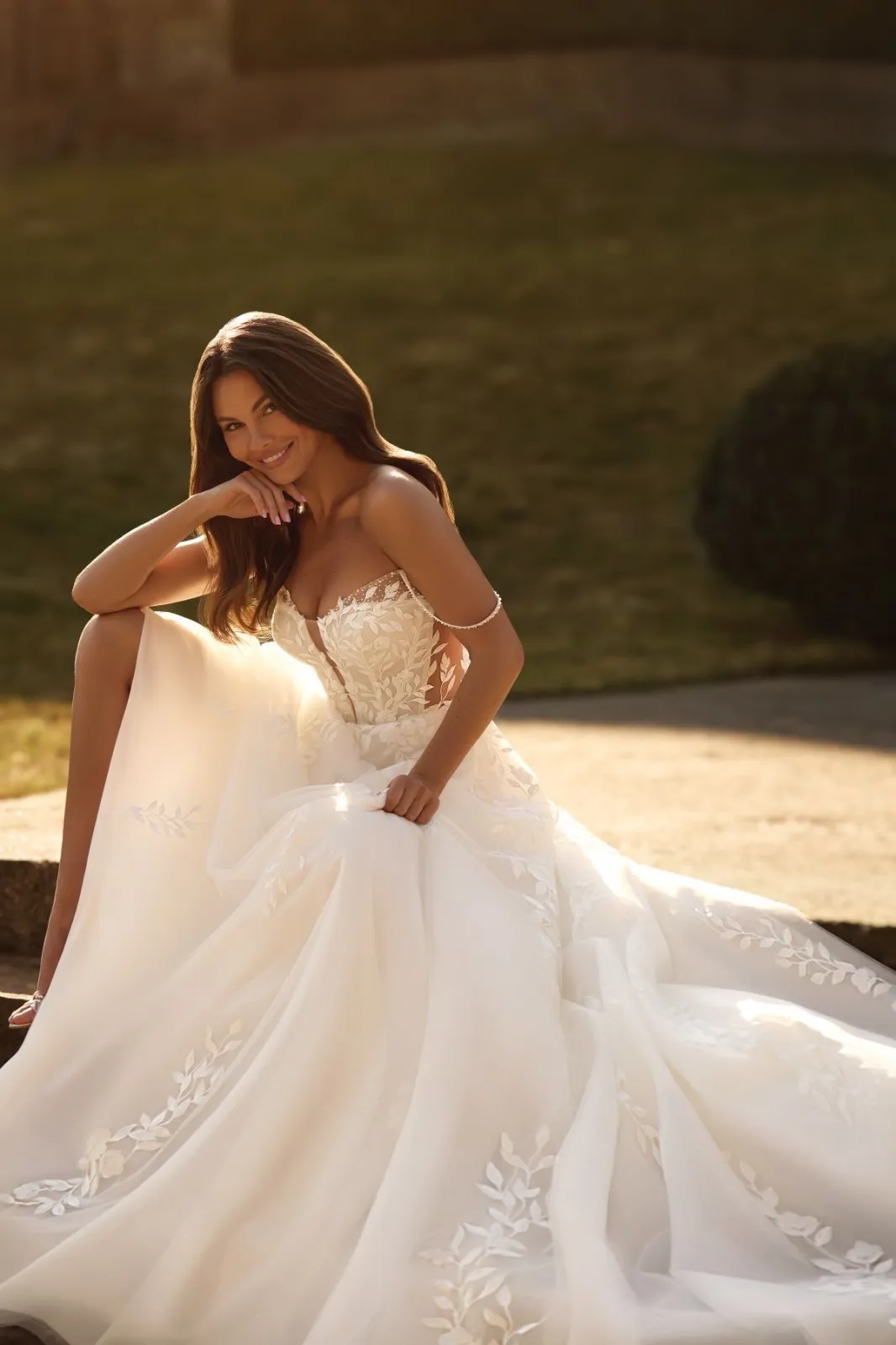 Robe de mariée bohème avec dentelle en forme de feuilles et fines bretelles – Image 5