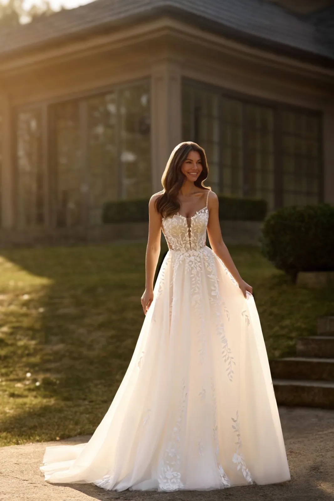 Robe de mariée bohème avec dentelle en forme de feuilles et fines bretelles – Image 3