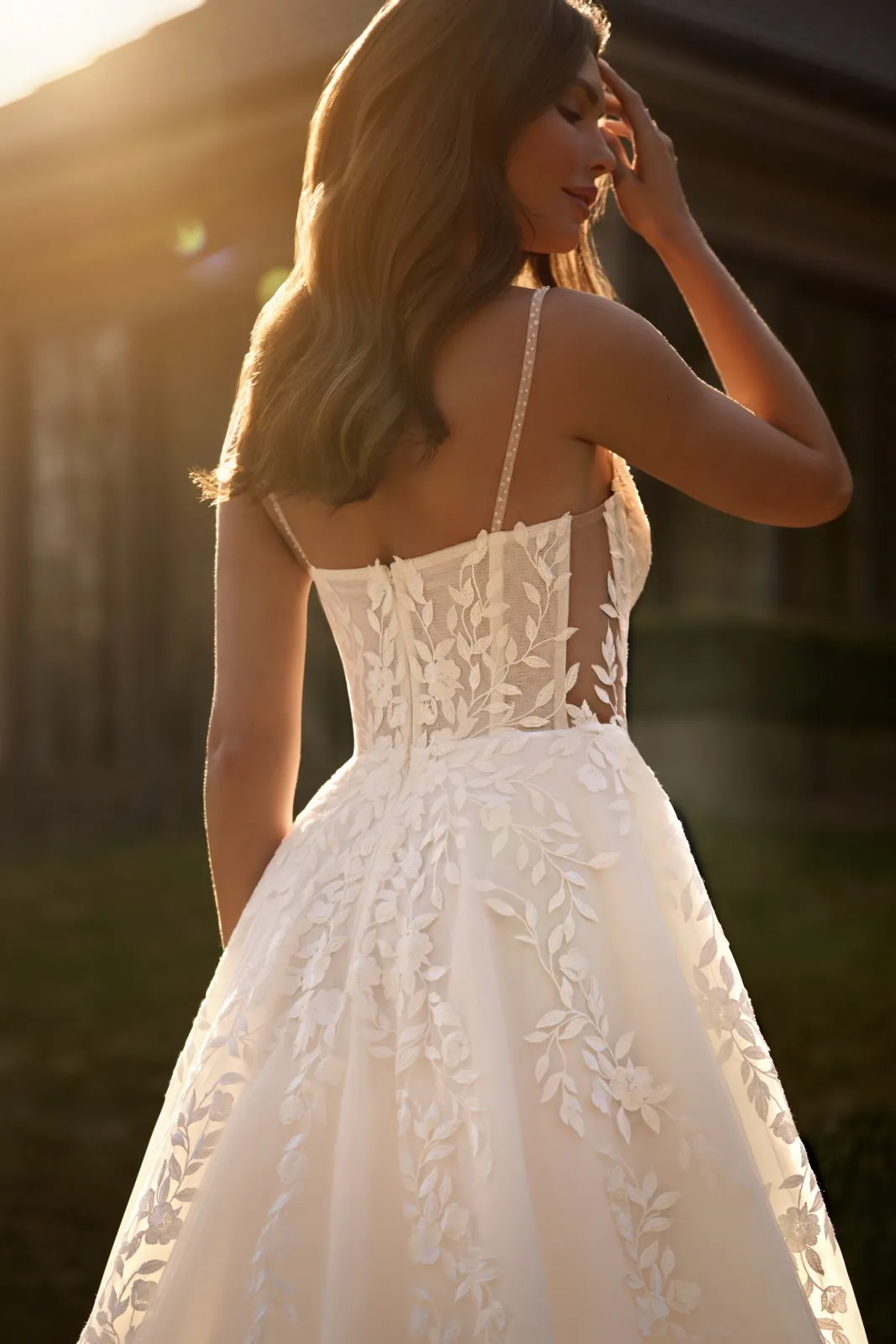 Robe de mariée bohème avec dentelle en forme de feuilles et fines bretelles – Image 4