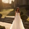 Robe de mariée bohème avec dentelle en forme de feuilles et fines bretelles