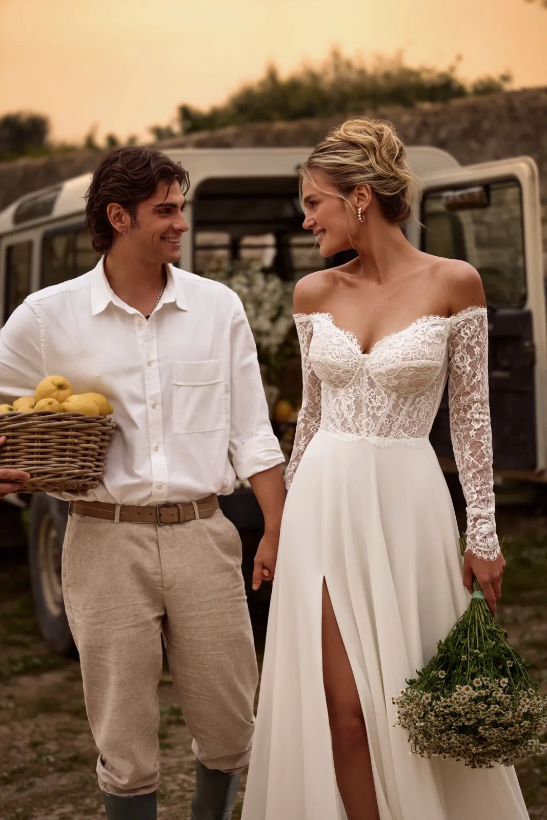 Robe de mariée bohème col Bardot avec manches longues en dentelle – Image 3