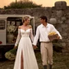 Robe de mariée bohème col Bardot avec manches longues en dentelle
