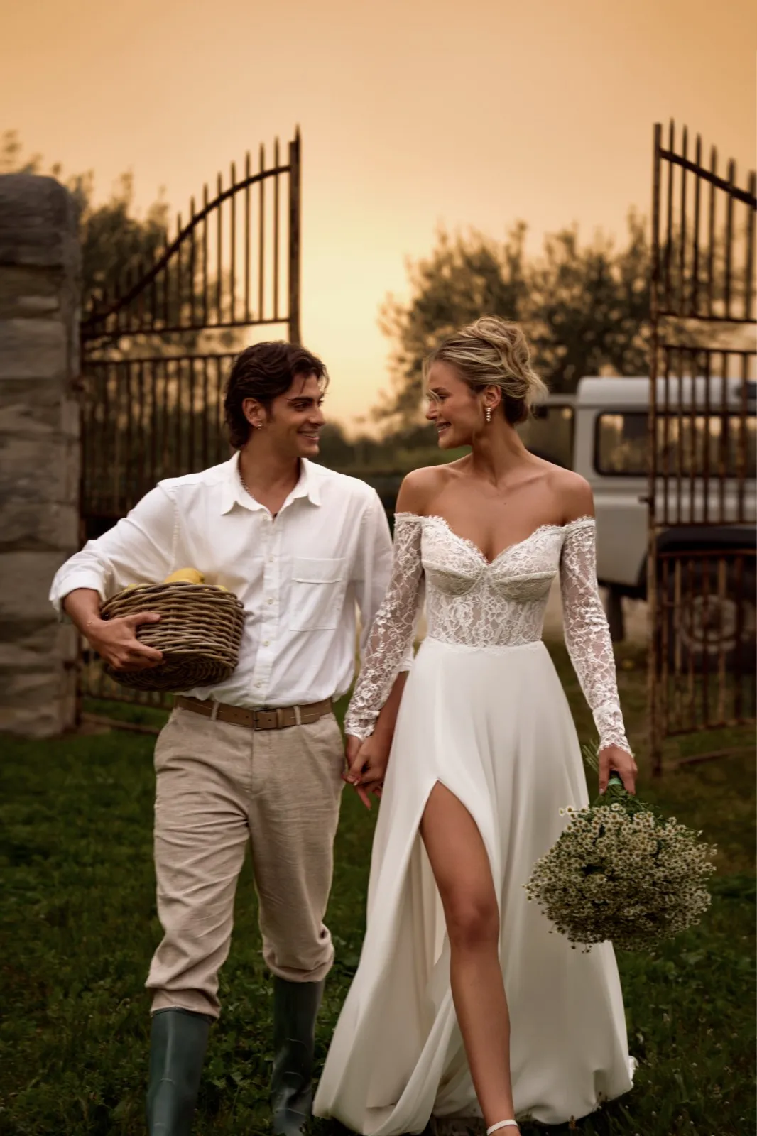 Robe de mariée bohème col Bardot avec manches longues en dentelle – Image 4