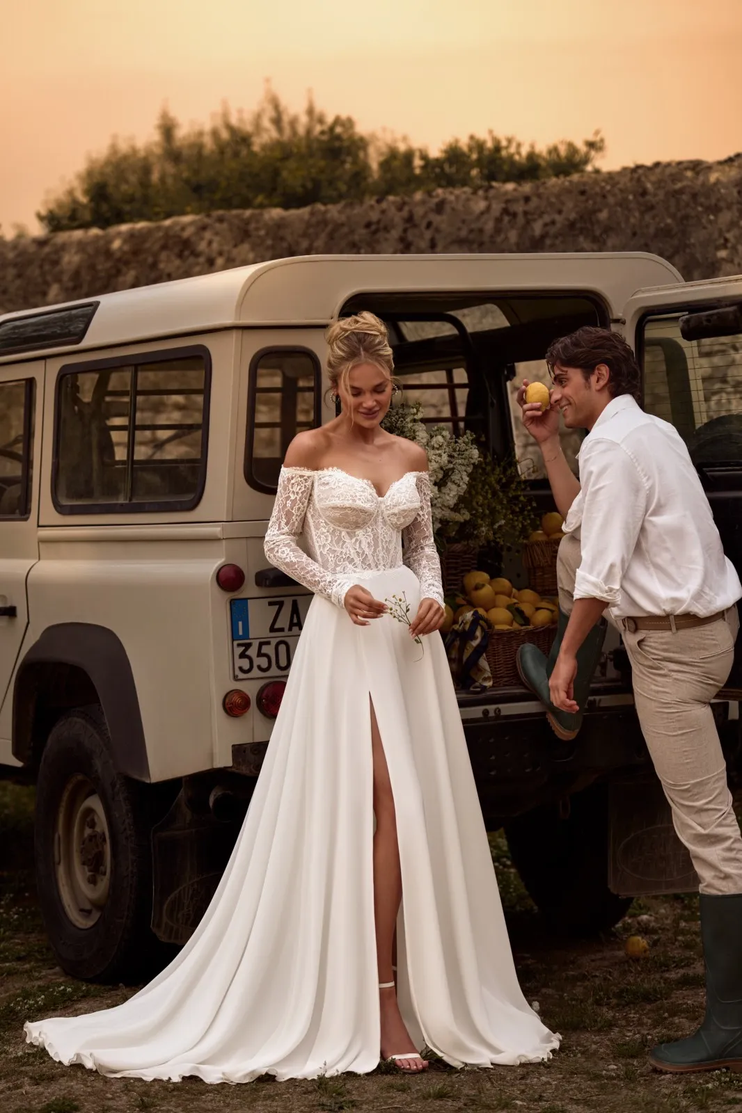 Robe de mariée bohème col Bardot avec manches longues en dentelle – Image 5