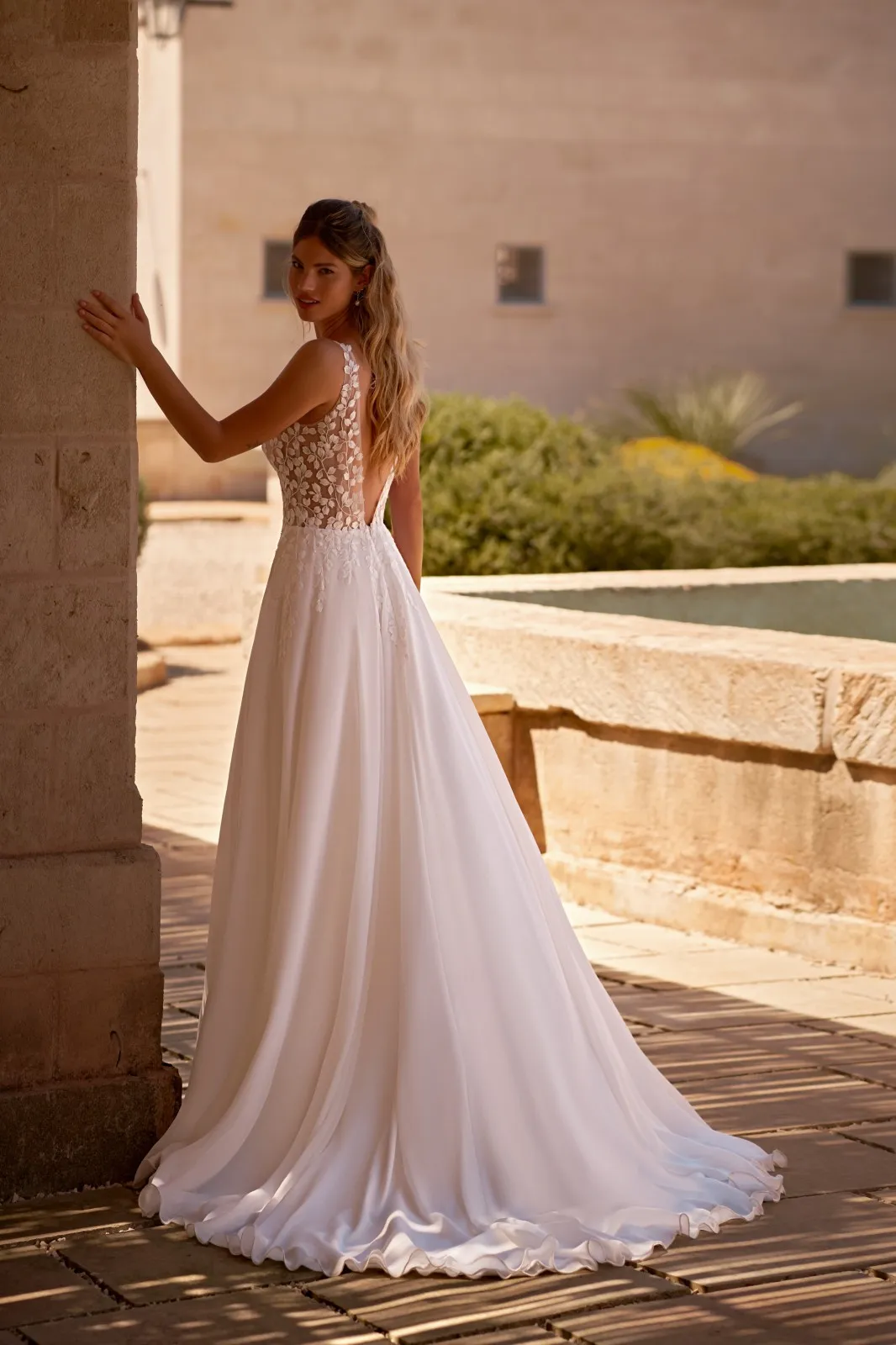 Alternative view of Robe de mariée bohème fluide avec haut en dentelle champêtre