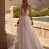 Robe de mariée bohème fluide avec haut en dentelle champêtre