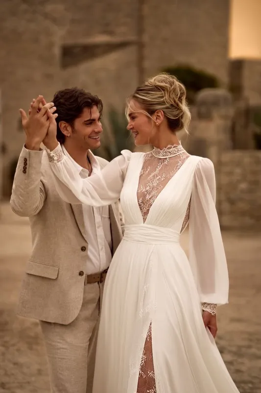 Robe de mariée bohème fluide en mousseline avec décolleté V – Image 4