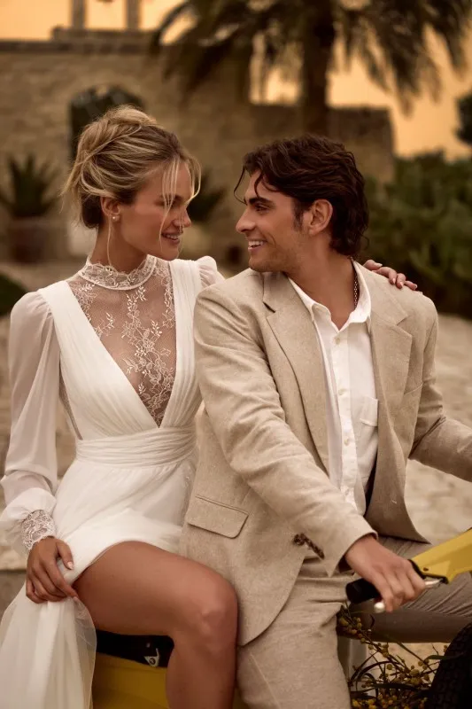 Robe de mariée bohème fluide en mousseline avec décolleté V – Image 5
