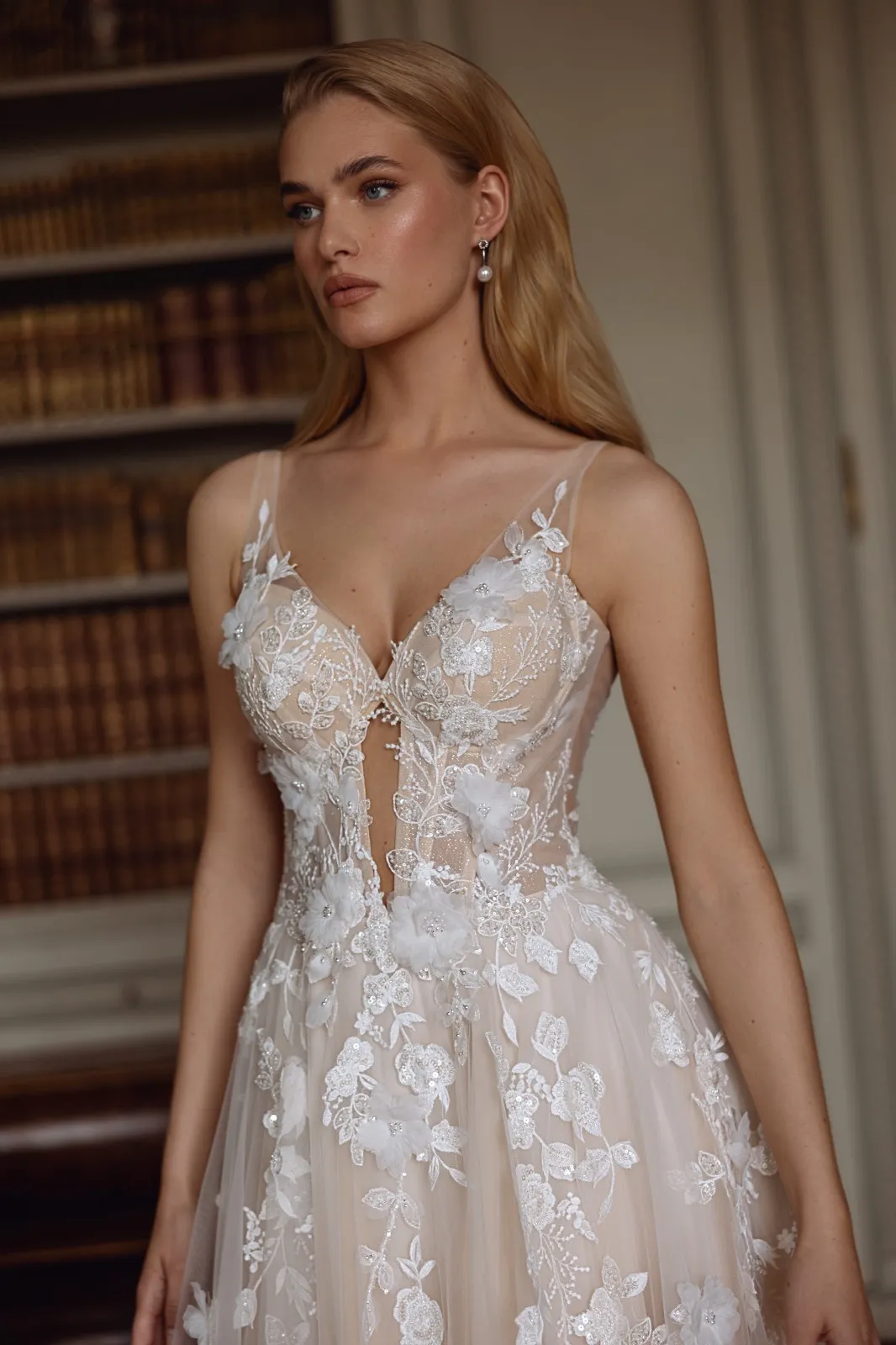 Robe de mariée bohème trapèze en tulle brodée de dentelle florale 3D – Image 4