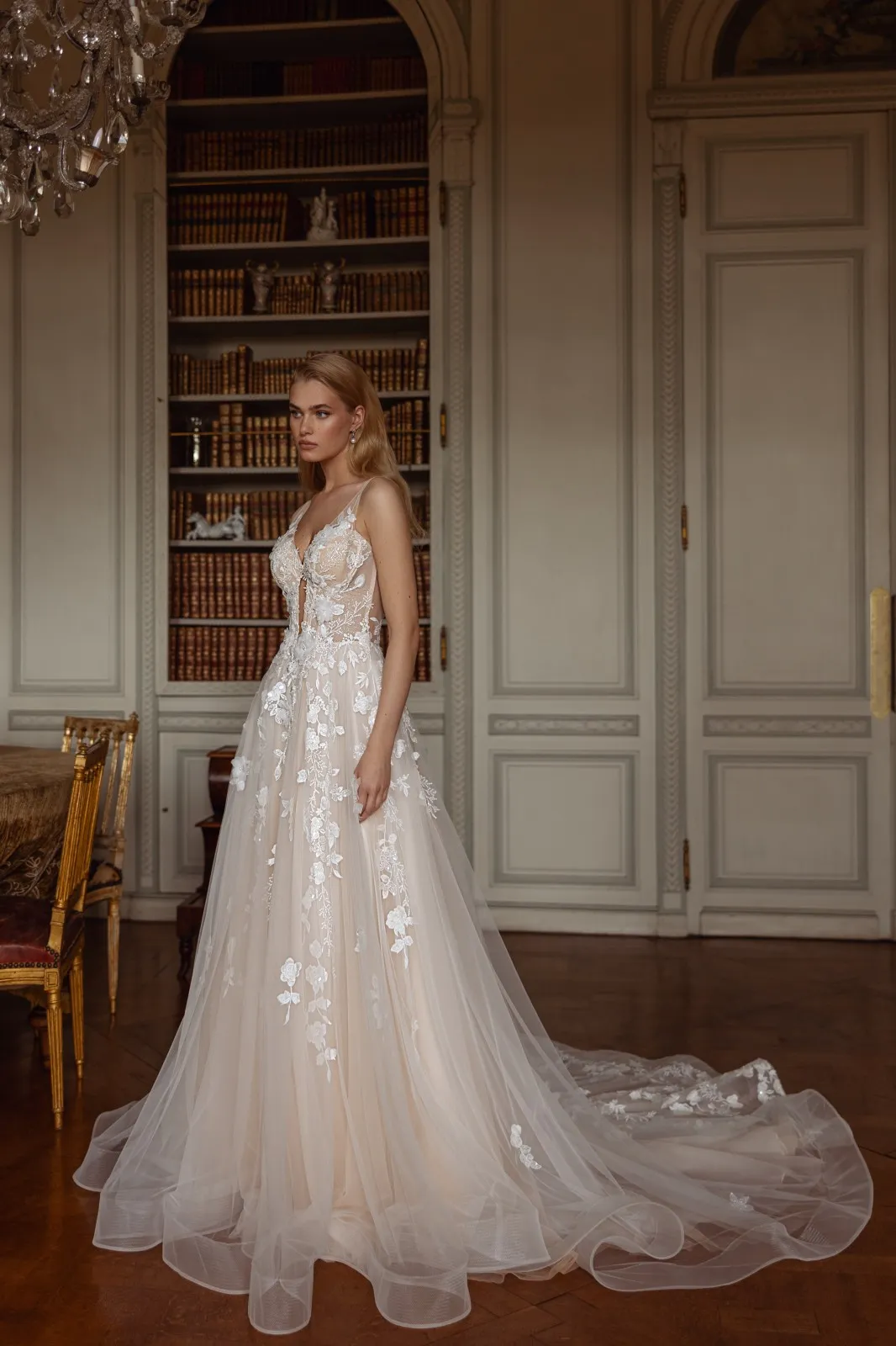 Robe de mariée bohème trapèze en tulle brodée de dentelle florale 3D – Image 3
