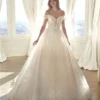 Robe de mariée coupe princesse avec épaules dénudées en tulle