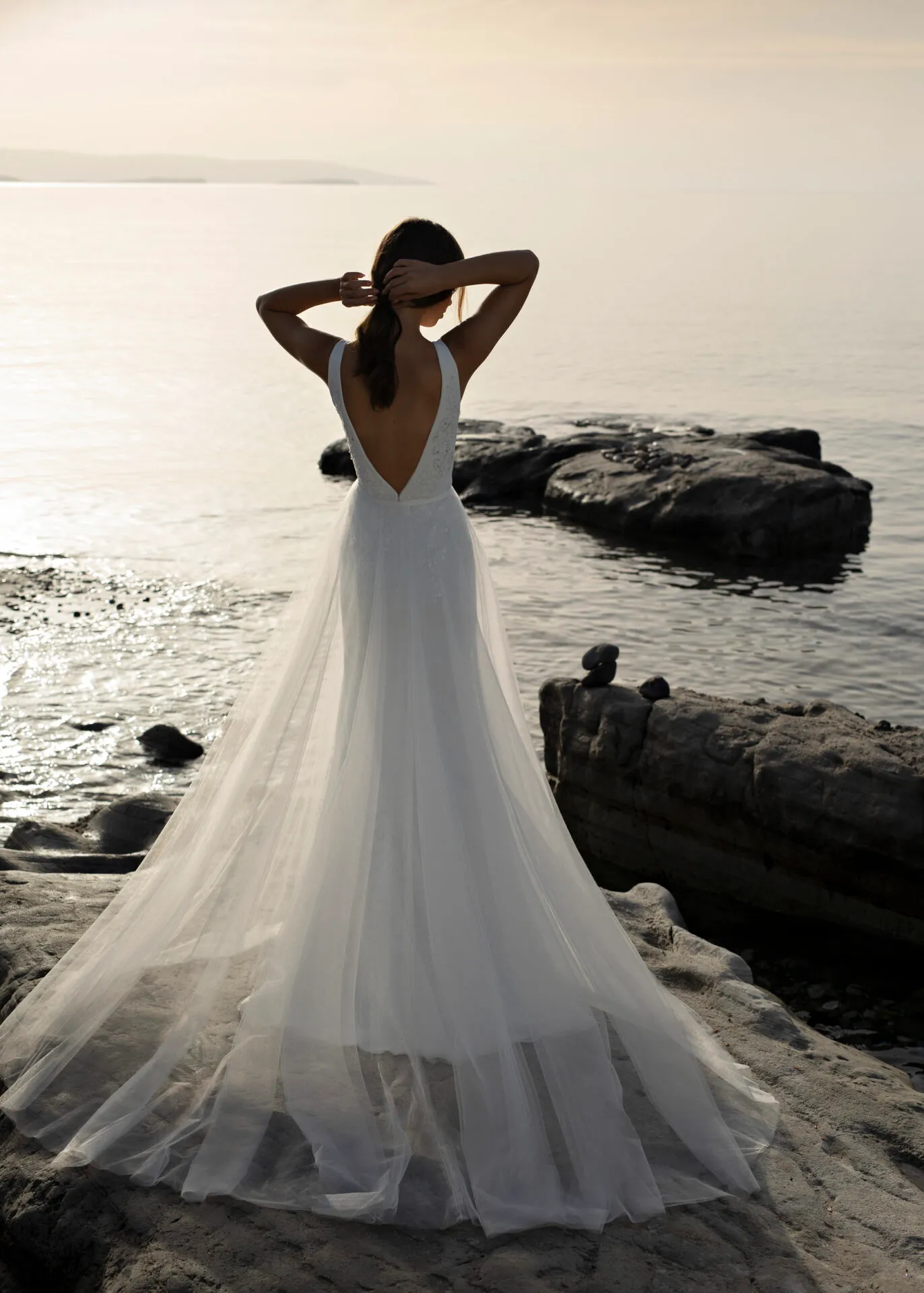 Robe de mariée en dentelle avec dos nu – Image 2