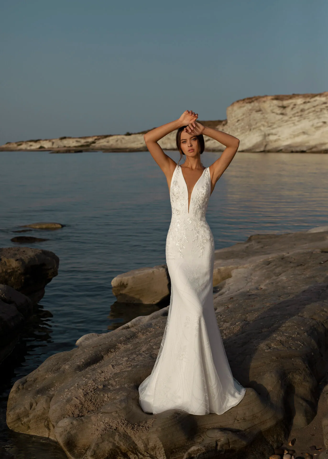 Robe de mariée en dentelle avec dos nu – Image 3