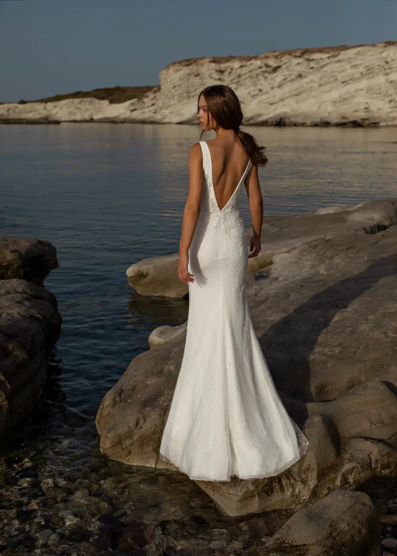 Robe de mariée en dentelle avec dos nu – Image 4