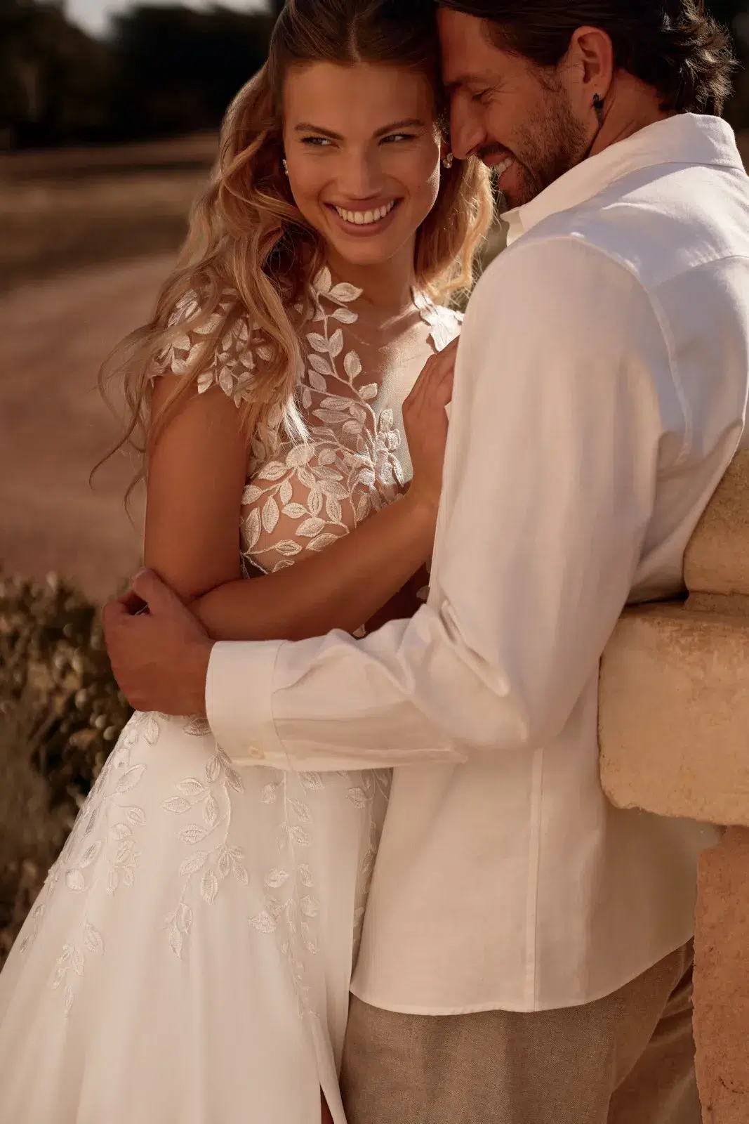 Robe de mariée en mousseline et petites manches – Image 4
