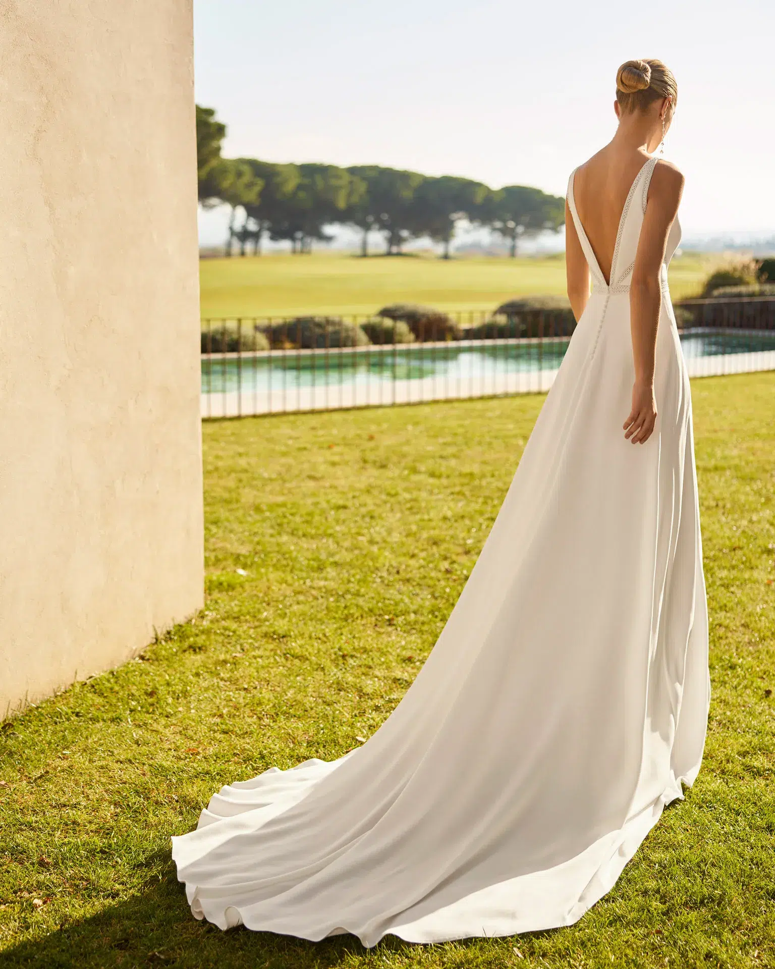 Robe de mariée évasée en crêpe – Image 2