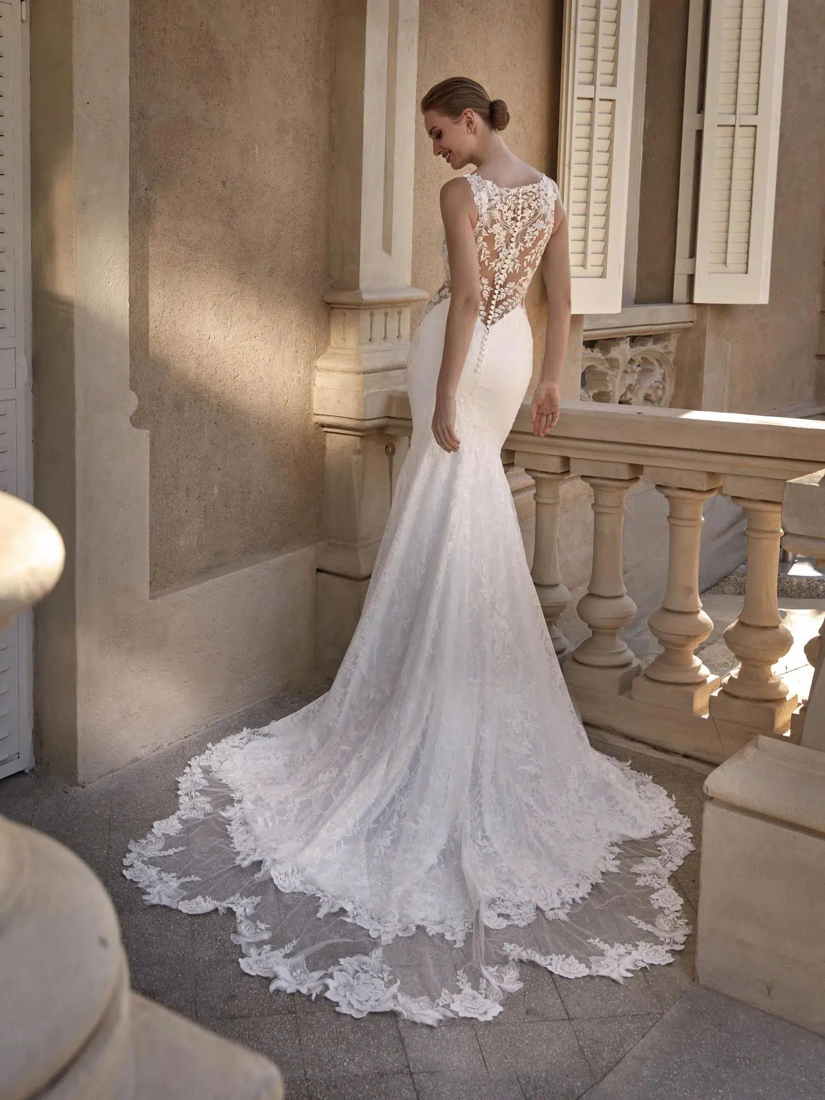 Robe de mariée sirène avec décolleté en V – Image 2