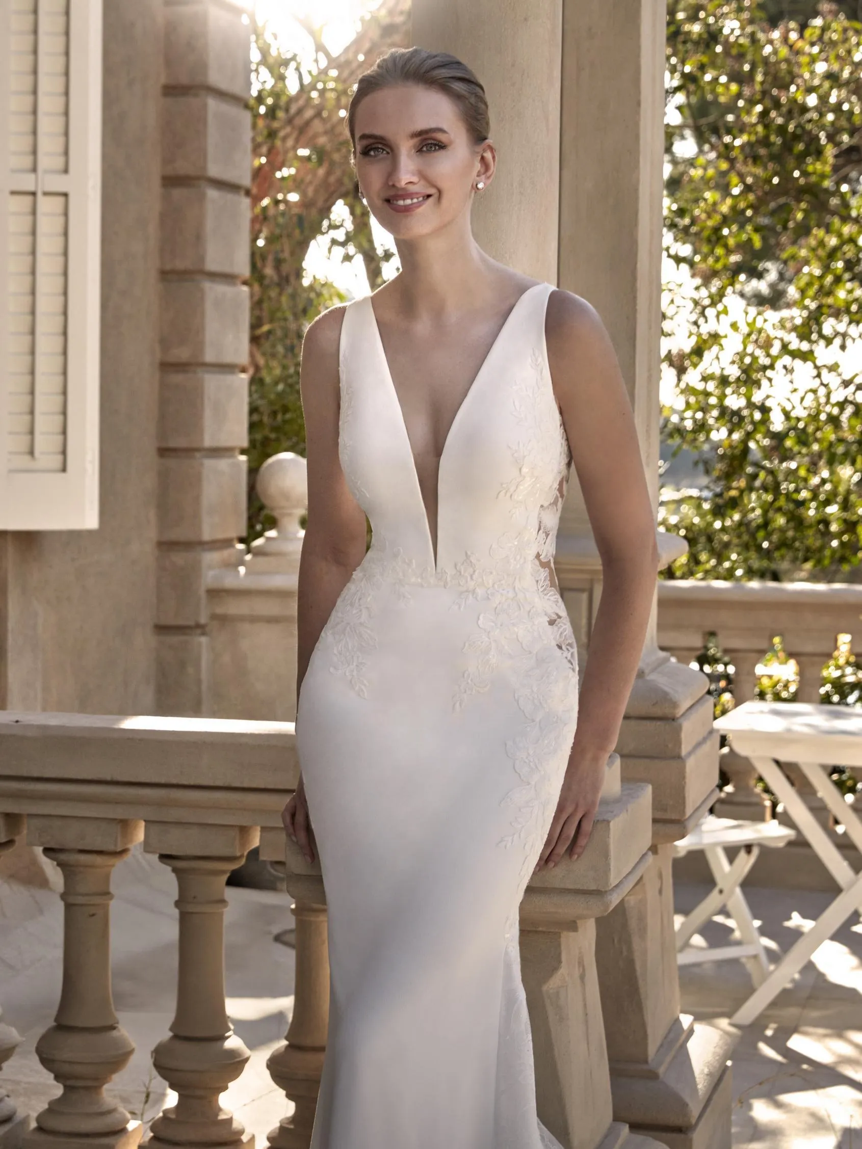 Robe de mariée sirène avec décolleté en V – Image 3