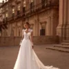 Robe de mariée trapèze avec des fines bretelles