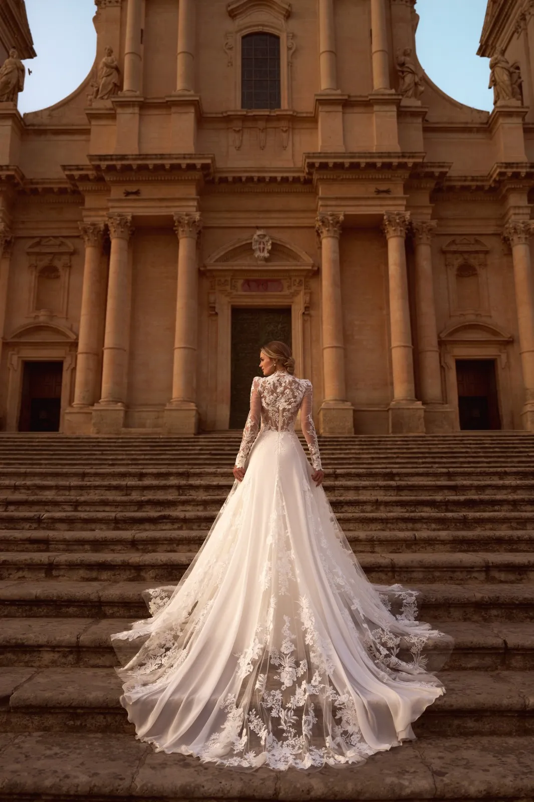 Robe de mariée trapèze avec des fines bretelles – Image 3