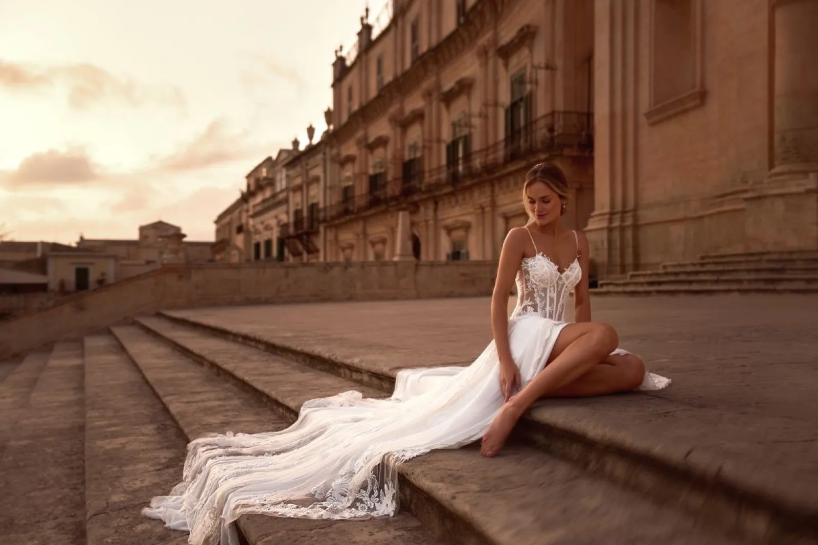 Robe de mariée trapèze avec des fines bretelles – Image 5