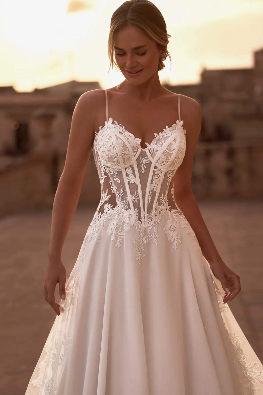 Robe de mariée trapèze avec des fines bretelles – Image 6