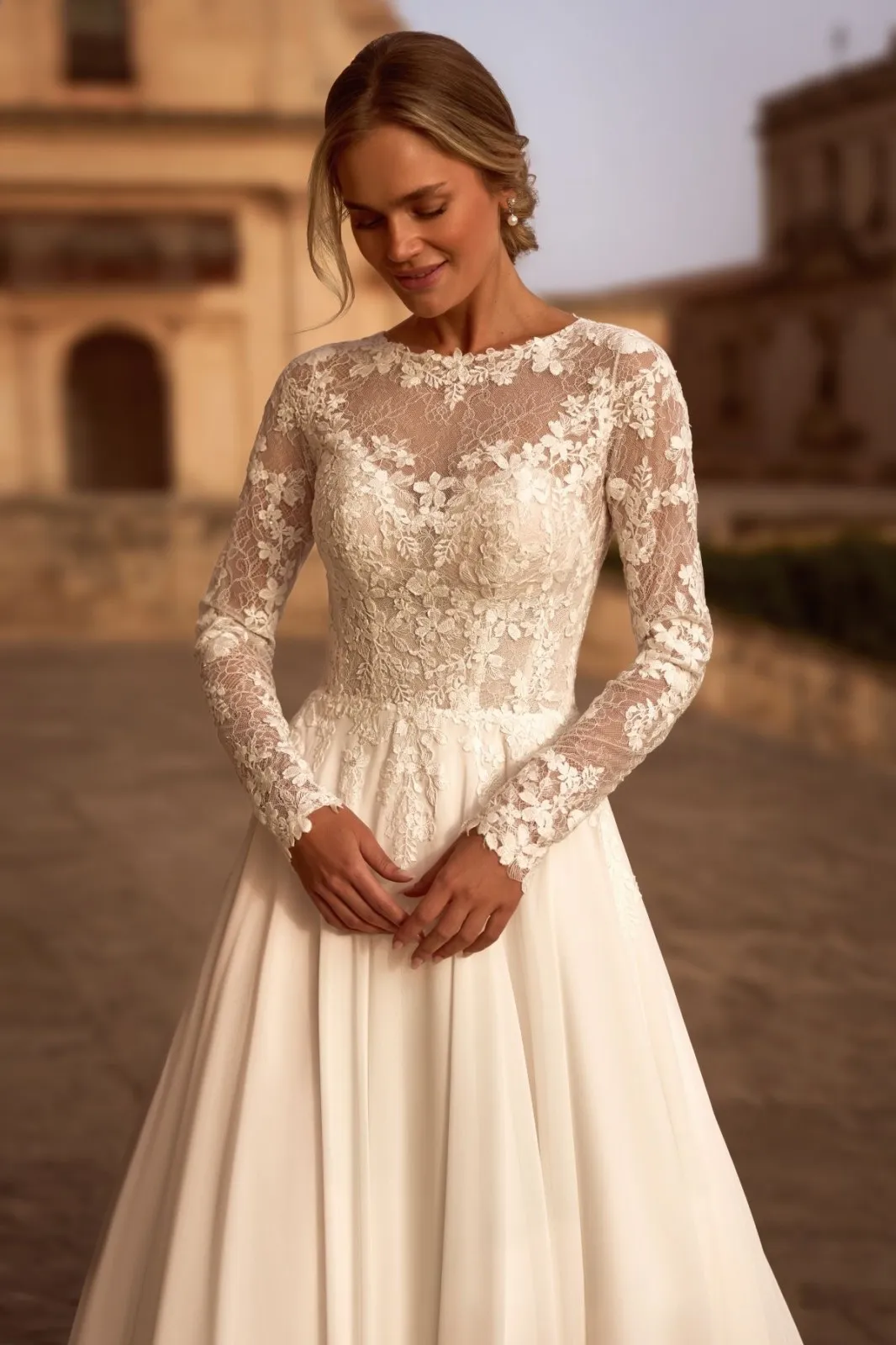 Robe de Mariée Trapèze avec Manches Longues en Dentelle Chantilly – Image 4