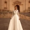 Robe de mariée trapèze avec manches longues en dentelle chantilly