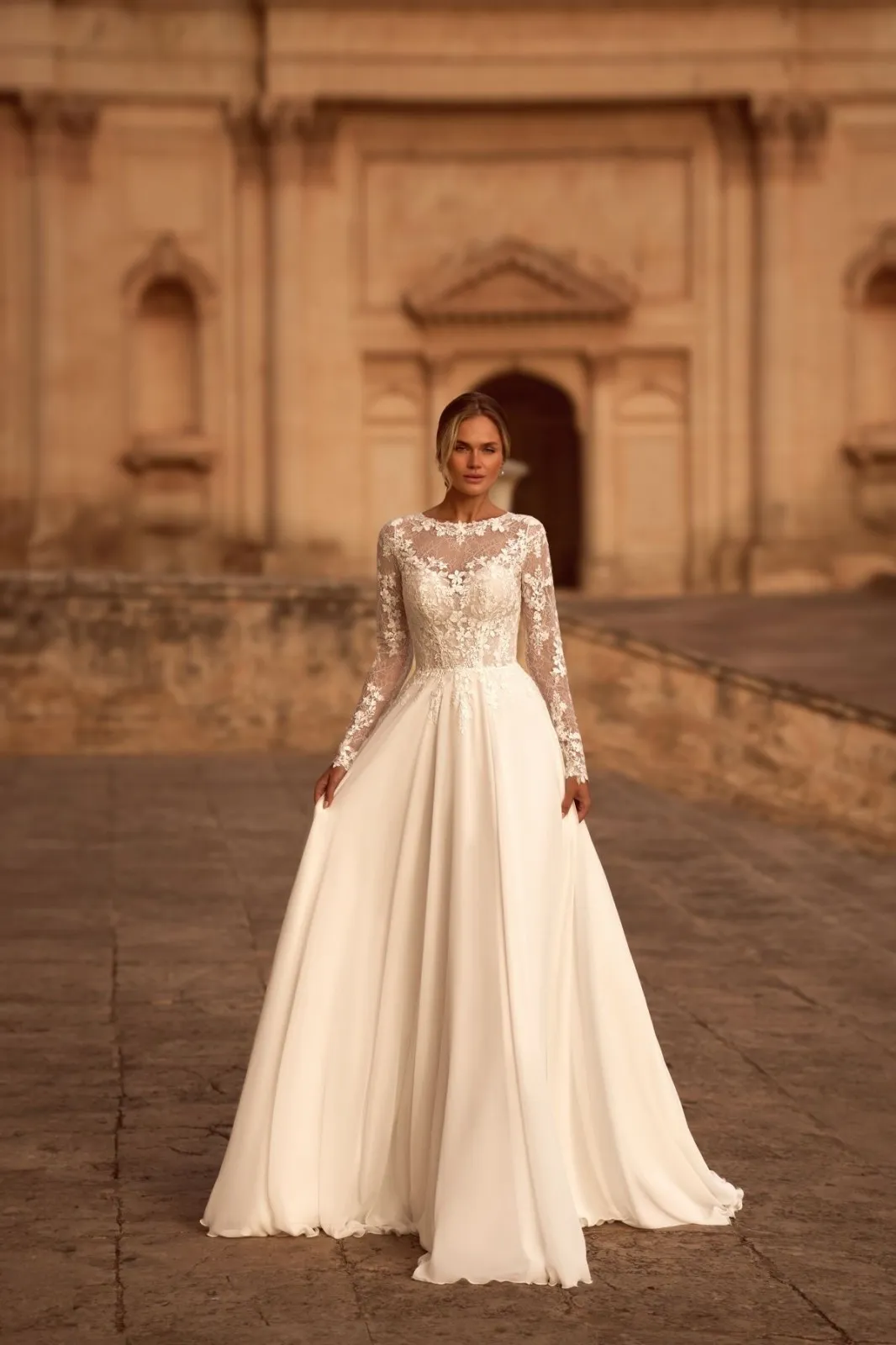 Robe de mariée trapèze avec manches longues en dentelle chantilly