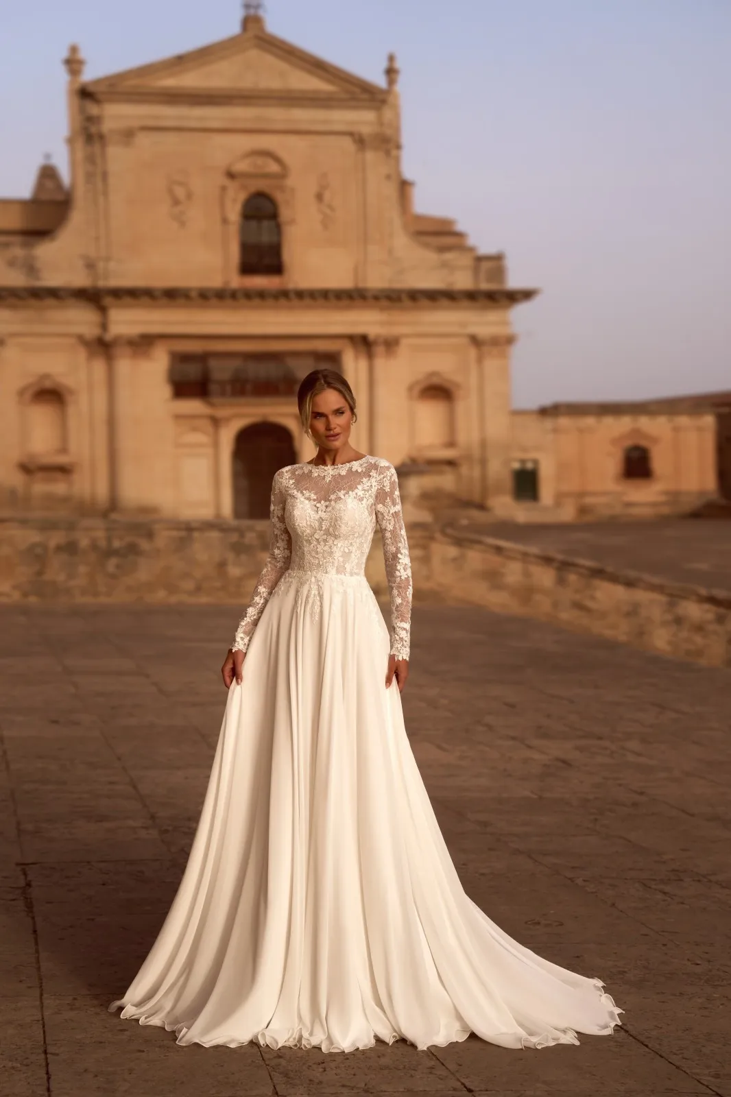 Robe de Mariée Trapèze avec Manches Longues en Dentelle Chantilly – Image 3