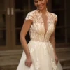 Robe de mariée trapèze avec petites manches et dos nu