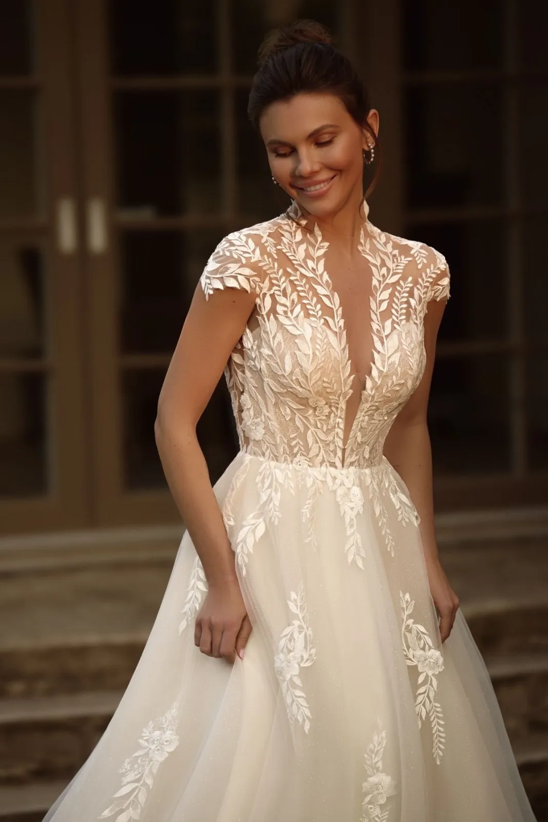 Robe de mariée trapèze avec petites manches et dos nu