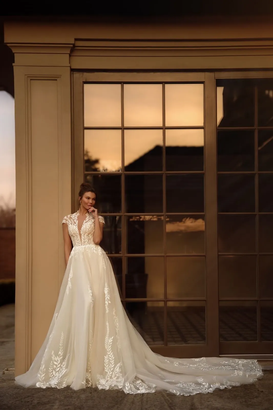 Robe de Mariée Trapèze avec Petites Manches et dos nu – Image 3