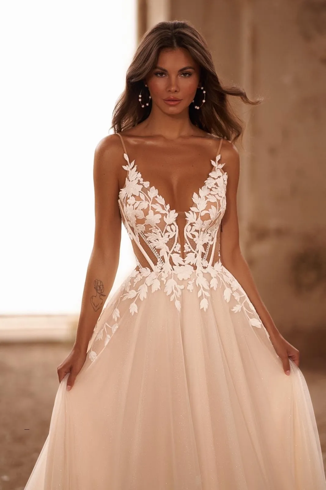 Robe de mariée trapèze en dentelle florale – Image 4