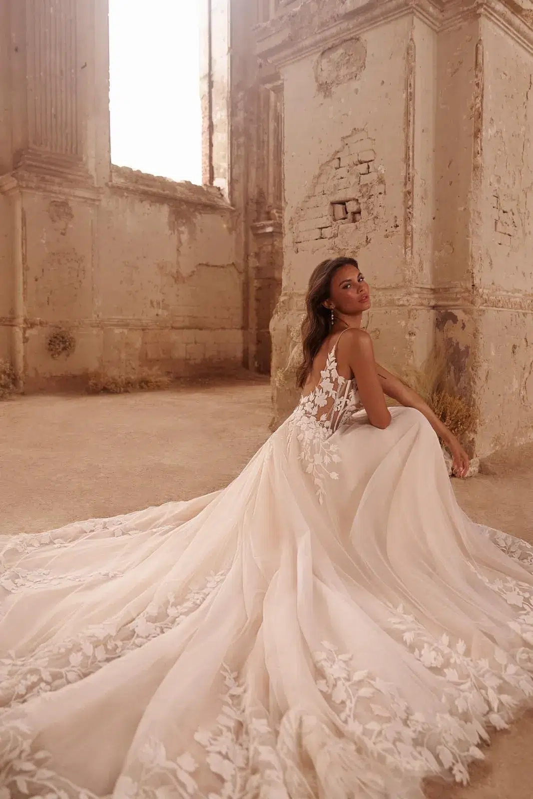 Robe de mariée trapèze en dentelle florale – Image 3