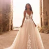 Robe de mariée trapèze en dentelle florale