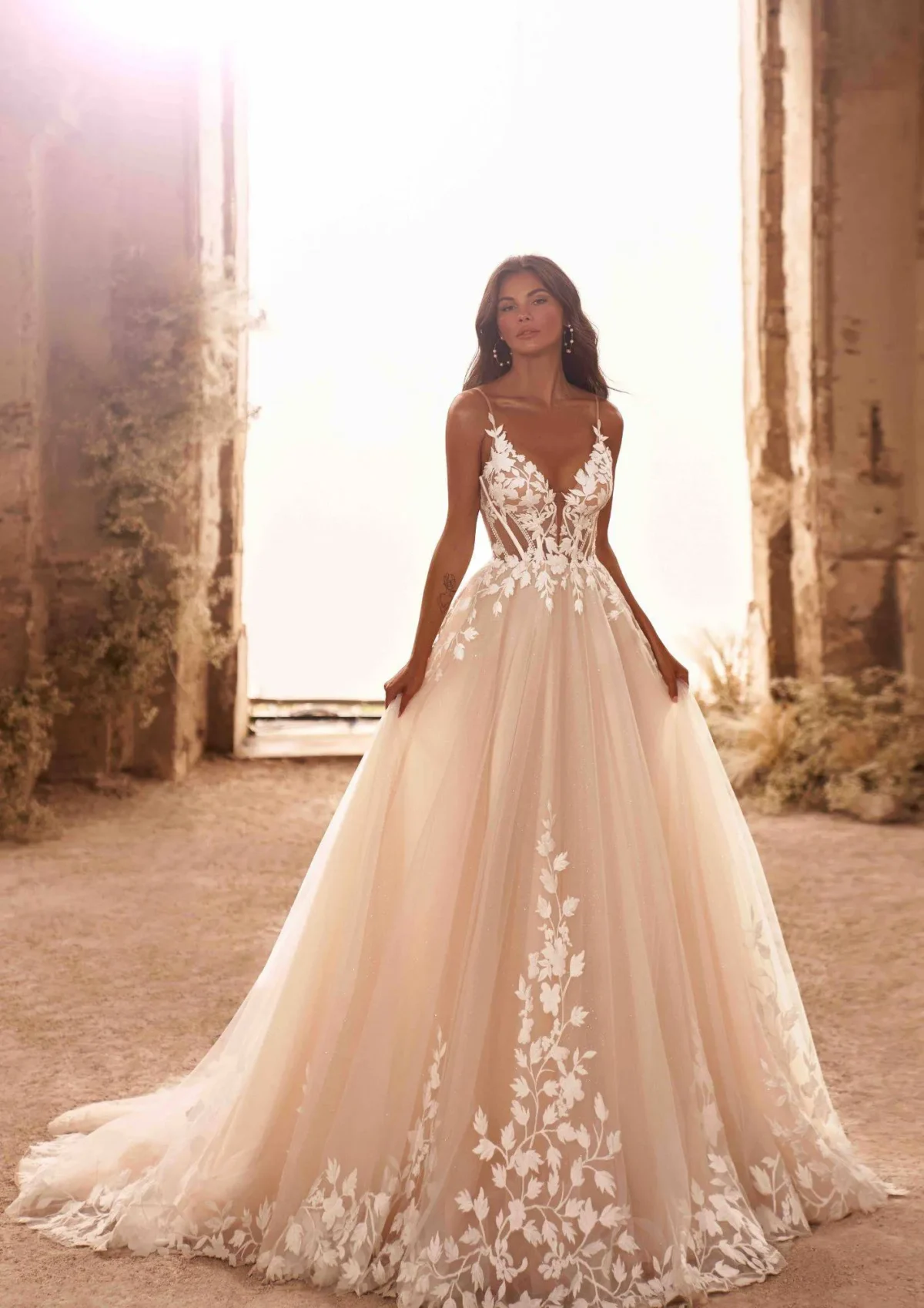 Robe de mariée trapèze en dentelle florale